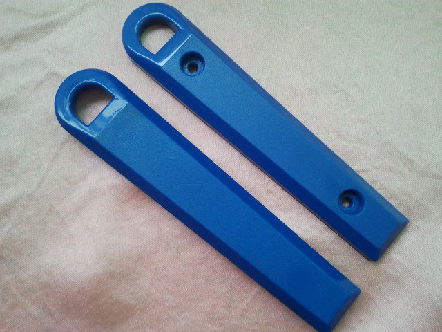 每颗毫米波雷达需要配备一片毫米波雷达透镜