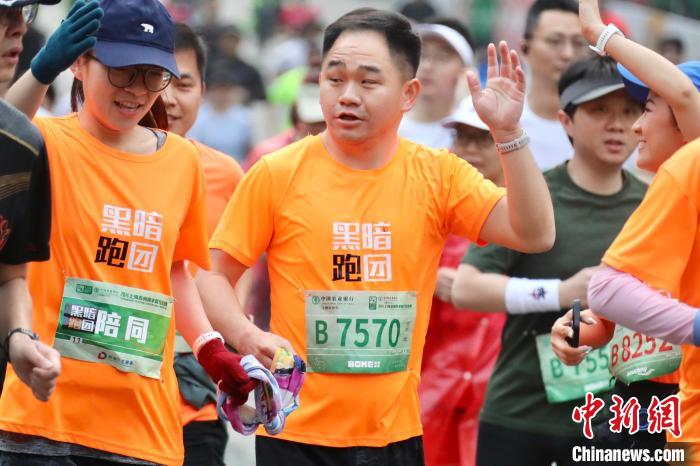 7000名跑者在上海苏州河半程马拉松感受城市活力