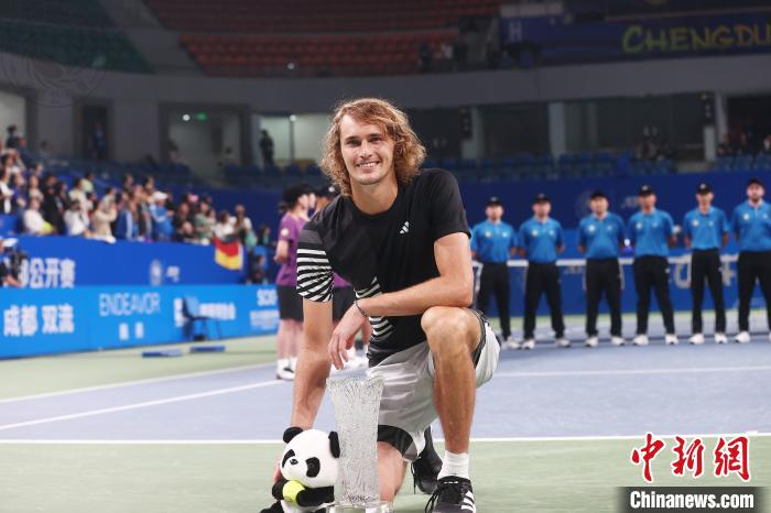 兹维列夫在成都公开赛决赛3盘险胜萨菲乌林，夺