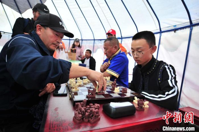 16岁少年3分钟速胜蒙古象棋赛 那达慕大会闭幕引