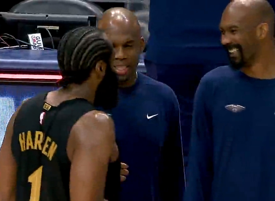 哈登赛后拥抱火箭旧将布鲁尔 骑士逆转鹈鹕彰显