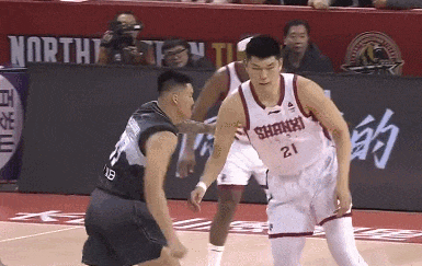 曾繁日恶意拳击刘传兴遭驱逐，CBA或将重罚