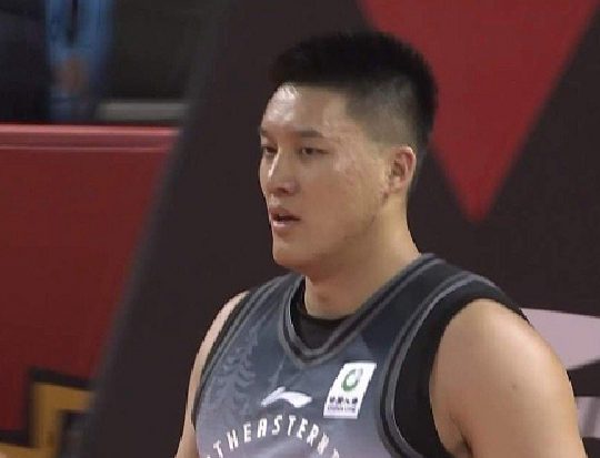 曾繁日恶意拳击刘传兴遭驱逐，CBA或将重罚