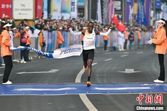 肯尼亚选手博阿兹·基普克梅伊刷新赛会纪录夺得