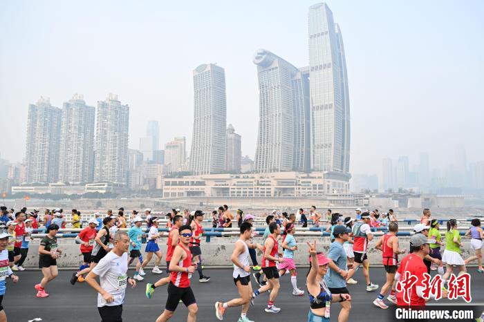 肯尼亚选手博阿兹·基普克梅伊刷新赛会纪录夺得