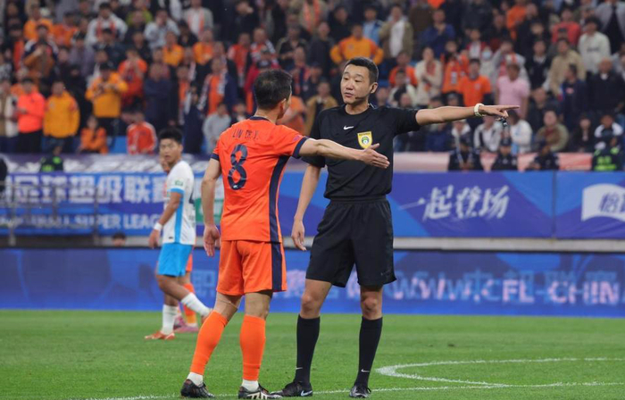 青岛德比VAR四次介入关键判罚 比赛0-0收场