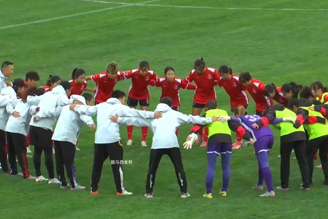 辽宁女足首战2-0胜广东，解说失误与阵容调整引